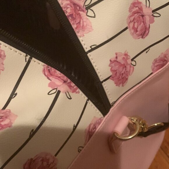 Betsey Johnson Luv Pink Rose Travel Tote duffle bag (doesn’t zip due to broken) - Picture 7 of 11